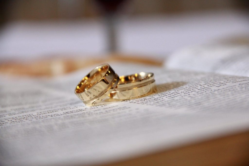 Wedding rings to join bilingual couples